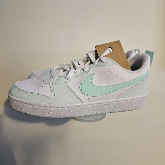 Nike Shoes - Nike Court